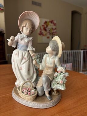 Lladro Porcelain Girl and Boy Figurine with Pink Roses Retired “For You” #5453